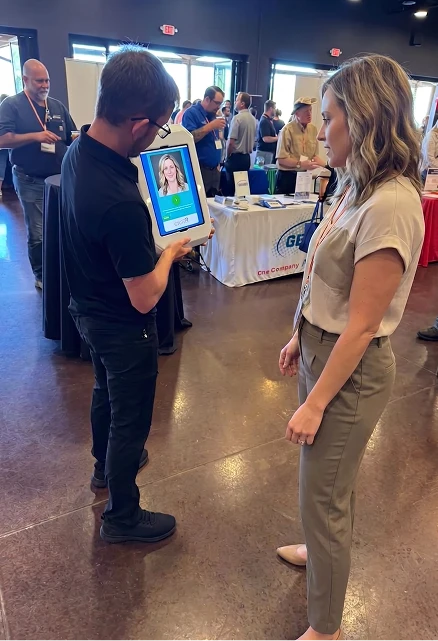 Hybrid roamer capturing guests